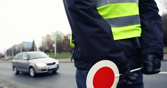 ​Policjanci ze szczecińskiej drogówki zatrzymali 26-latka, który podczas kontroli drogowej okazał mundurowym dowód osobisty. Dokument był pokryty białym proszkiem. Okazało się, że to narkotyki, które kierowca zażył.