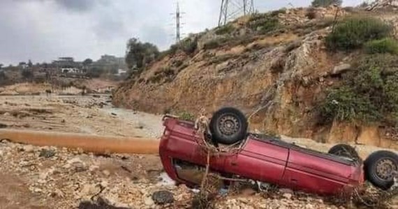 Co najmniej 150 osób zginęło w wyniku powodzi spowodowanych przez burzę Daniel w Dernie, w regionie płaskowyżu Al-Dżabal al-Achdar i na przedmieściach miasta Al-Mardż - przekazał agencji AFP przedstawiciel lokalnych władz, z siedzibą w mieście Bengazi, Mohamed Massoud. Tymczasem premier opozycyjnego rządu wschodniej Libii, Ossama Hamad twierdzi, że ofiar może być nawet 2 tysiące, kolejne tysiące są według niego zaginione.