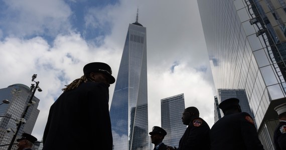 Na nowojorskim Manhattanie odbywają się uroczystości upamiętniające blisko trzy tysiące osób, które zginęły 22 lat temu w ataku islamskich terrorystów na wieże World Trade Center. Był to największy zamach terrorystyczny na terytorium USA. Zginęli w nim również Polacy.