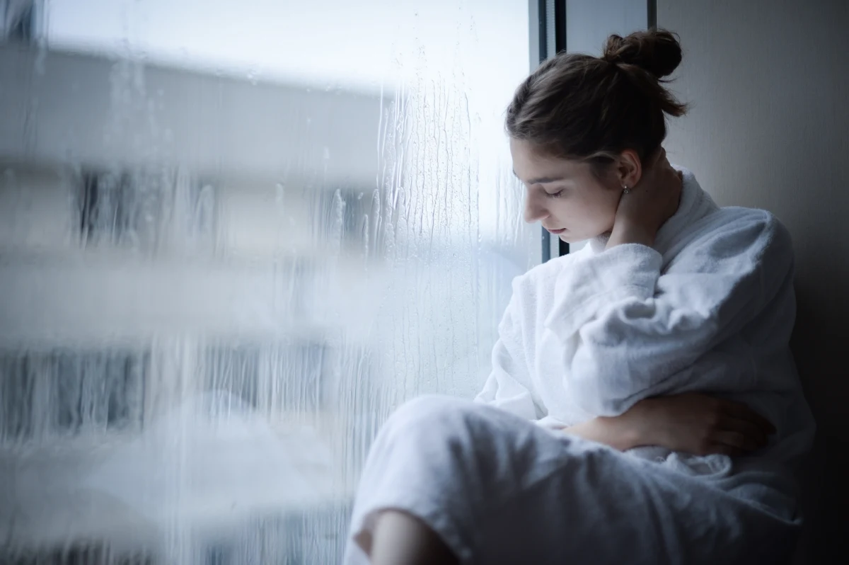 Międzynarodowy zespół naukowców przekonuje na łamach czasopisma "Nature Mental Health", że zdrowy styl życia może istotnie zmniejszyć ryzyko depresji. Badacze wyróżnili siedem czynników, które mają największe znaczenie, najważniejszy okazał się... sen. Osoby, które przesypiają od 7 do 9 godzin na dobę, redukują ryzyko depresji nawet o 22 proc. Związane z poprawą stylu życia korzystne efekty są niezależne od czynników genetycznych, a ich znaczenie może być nawet większe od uwarunkowań, które nosimy w swoim DNA. 