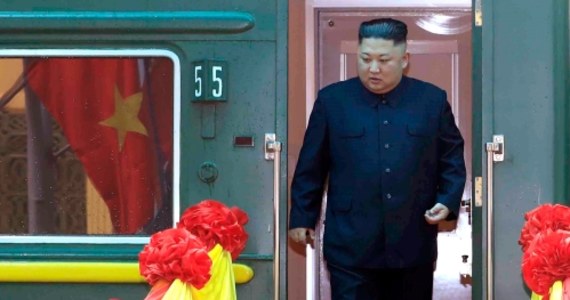 Przywódca Korei Północnej Kim Dzong Un jest w drodze do Władywostoku, gdzie ma spotkać się z prezydentem Rosji. Podróż tę odbywa w pociągu - pancernym, ale też luksusowym. 