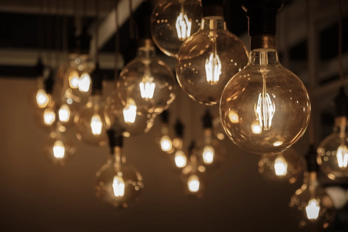 Sprzedawcy energii elektrycznej będą mogli obniżyć cenę energii elektrycznej dla gospodarstw domowych wstecznie od początku 2023 r. - przewiduje opublikowane w poniedziałek rozporządzenie ministra klimatu. "Wysokość rabatu wyniesie ponad 120 złotych netto. Oznacza to, że ceny energii w bieżącym roku będą niższe niż w 2022 roku, a gospodarstwa domowe ze średnim zużyciem otrzymają „darmowy” miesięczny rachunek" - informuje Ministerstwo Aktywów Państwowych.