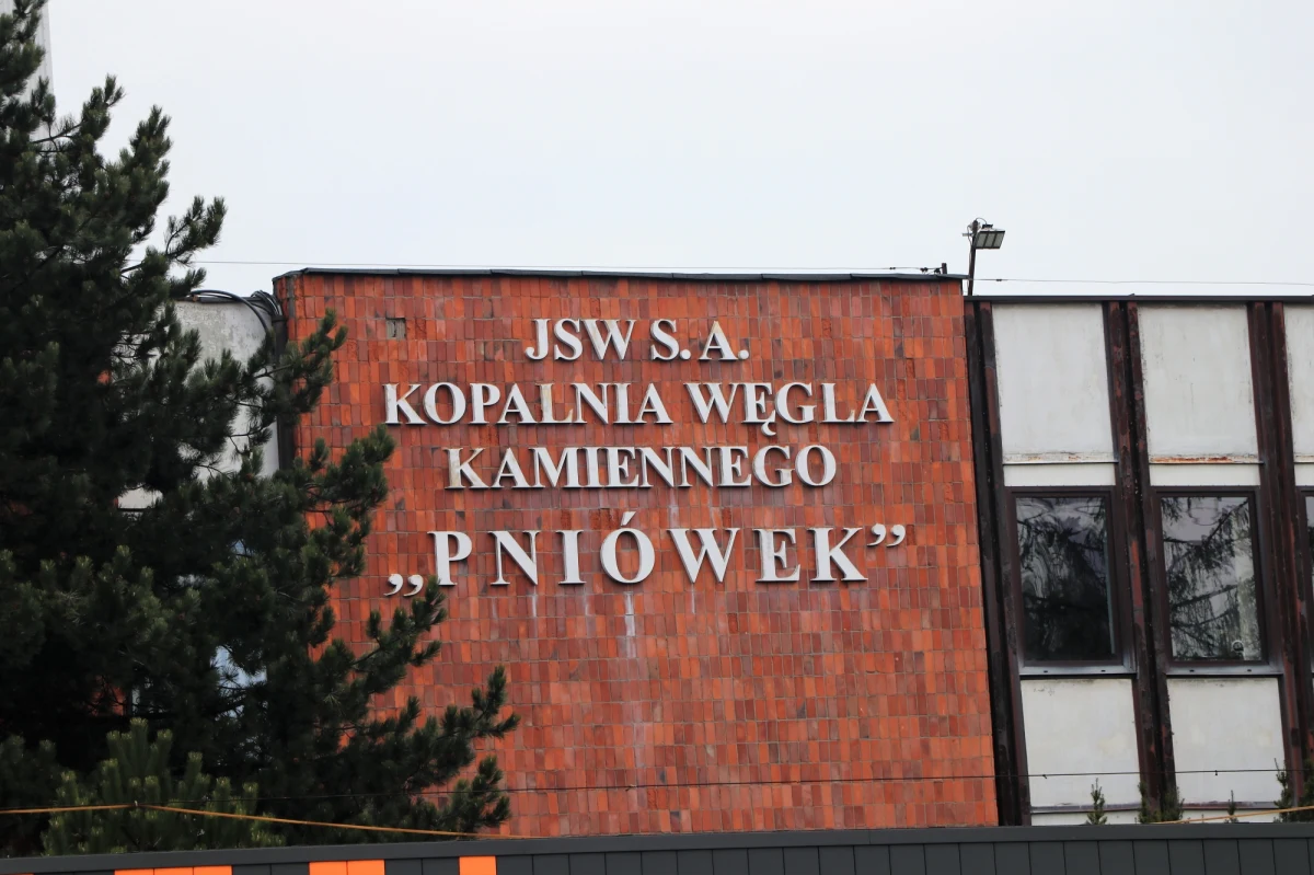 Na powierzchnię przetransportowano ciała pięciu górników, uznanych za zaginionych po ubiegłorocznej katastrofie w kopalni Pniówek. Cały czas trwa akcja poszukiwawcza dwóch kolejnych górników.