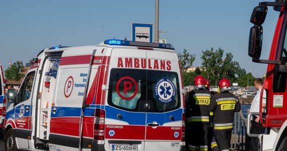 Cztery osoby zostały zabrane do szpitala w wyniku zderzenia samochodu osobowego z karetką pogotowia w Smolnikach w powiecie iławskim w Warmińsko-Mazurskiem. Ratownicy medyczni nie odnieśli obrażeń.