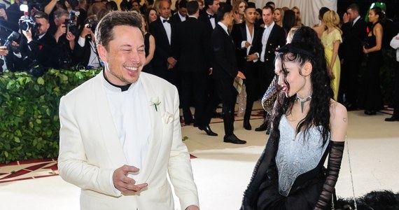 Biznesmen Elon Musk potwierdził na platformie X (dawniej Twitter), że z piosenkarką Grimes ma troje dzieci. Musk przekazał też, że imię najmłodszego potomka jest równie oryginalne, co jego rodzeństwa.