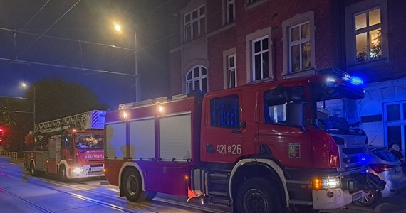 ​Nocna ewakuacja kilkunastu lokatorów z kamienicy w Chorzowie na Śląsku. W jednym z mieszkań wybuchł tam pożar. 