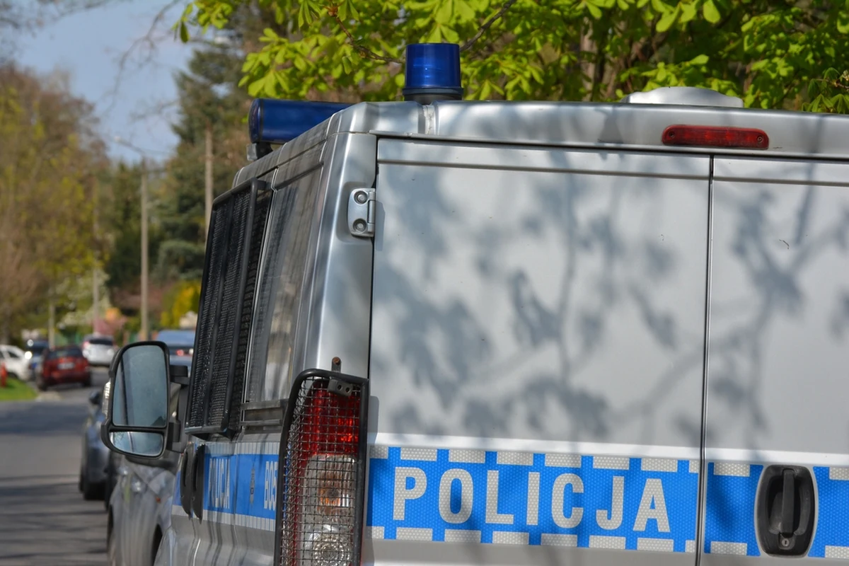 Tragedia w Świętajnie w Warmińsko-Mazurskiem. 38-letni mężczyzna miał zostać śmiertelnie pobity przez dwóch nastolatków w wieku 15 i 16 lat. Zostali oni zatrzymani przez policję. 15-latek i jego o rok starszy kolega na razie milczą w tej sprawie, a policja szuka świadków zdarzenia.