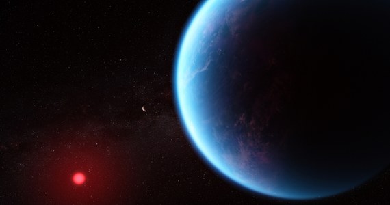 Kosmiczny Teleskop Jamesa Webba najprawdopodobniej odkrył w atmosferze odległej planety K2-18 b cząsteczki siarczku dimetylu (DMS). Na Ziemi DMS powstaje w naturalny sposób tylko za sprawą żywych organizmów, naukowcy z Uniwersity of Cambridge i Cardiff University podkreślają jednak na łamach czasopisma "The Astrophysical Journal Letters", że to nie oznacza automatycznie, że K2-18 b jest zdolna do podtrzymania życia. Wiemy o niej, że ma masę 8,6 razy wiekszą od Ziemi, krąży w strefie zamieszkiwalnej wokół chłodnego czerwonego karła K2-18, około 120 lat świetlnych od nas. Potwierdzona tam także obecność metanu i CO2, przy równoczesnym braku amoniaku sugeruje, że pod bogatą w wodór atmosferą planeta pokryta jest wodnym oceanem.