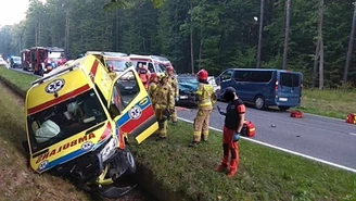 Zderzenie opla z karetką. Cztery osoby, w tym dwoje dzieci w szpitalu