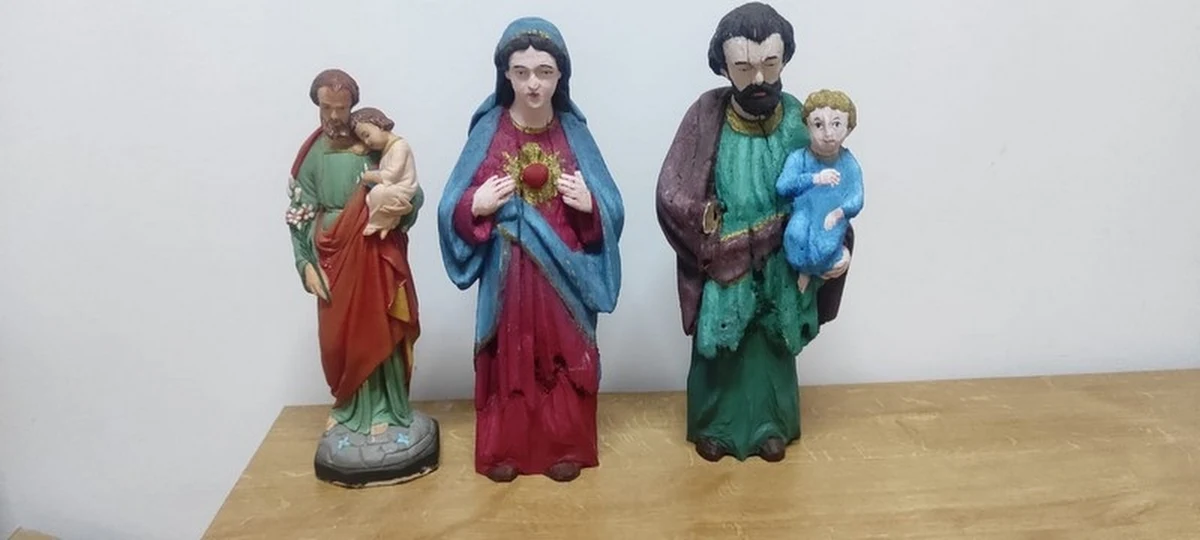 Do pięciu lat więzienia grozi 48-latce, która okradała przydrożne kapliczki na Podkarpaciu. Są one miejscem kultu religijnego i nieodłącznym elementem lokalnego krajobrazu, dlatego kradzieże figurek bulwersowały miejscową społeczność.


