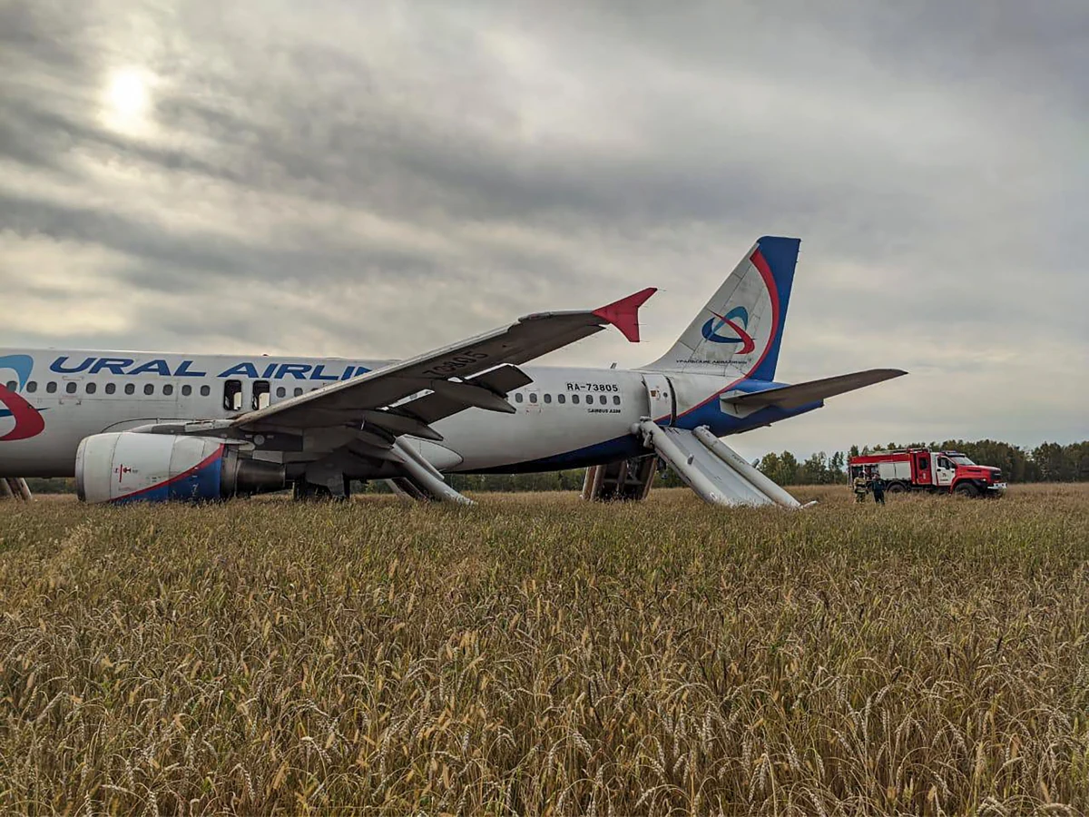 Samolot rosyjskich linii lotniczych Ural Airlines, lecący z Soczi w Kraju Krasnodarskim do Omska w zachodniej części Syberii ze 159 pasażerami na pokładzie, awaryjnie lądował w obwodzie nowosybirskim. Według wstępnych informacji nie ma ofiar.
