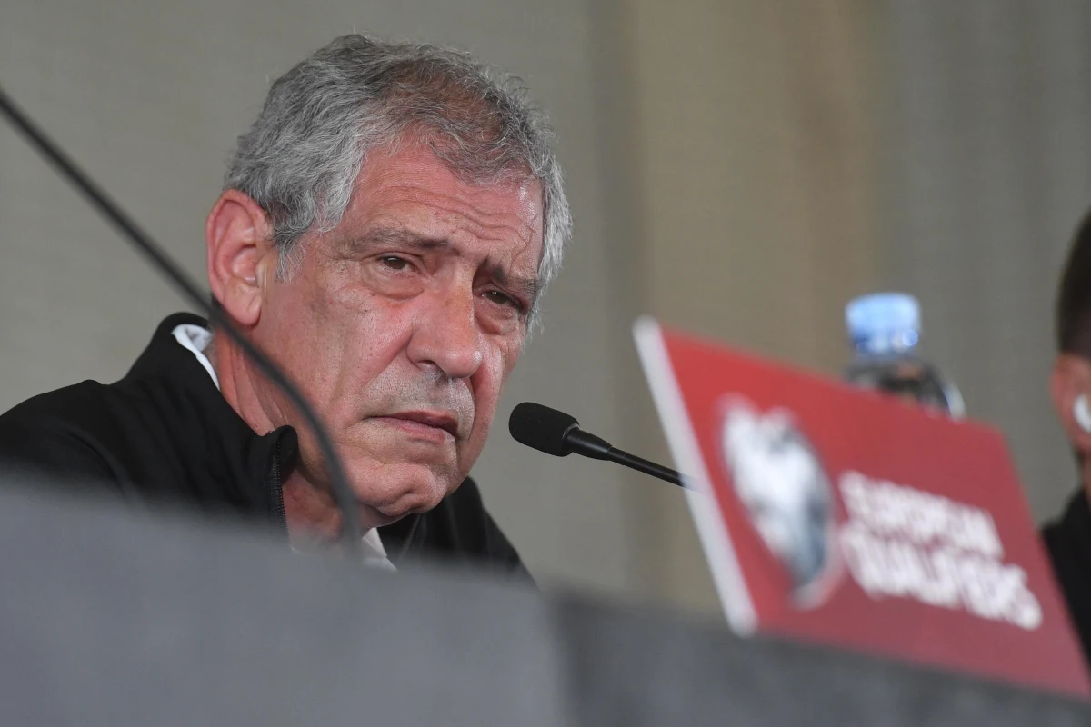 Fernando Santos na razie pozostaje selekcjonerem reprezentacji Polski. Portugalski trener spotkał się z prezesem PZPN-u Cezarym Kuleszą. Nie zapadły żadne przełomowe decyzje. Panowie mają rozmawiać w tym tygodniu jeszcze raz - poinformował rzecznik reprezentacji Polski Jakub Kwiatkowski.
