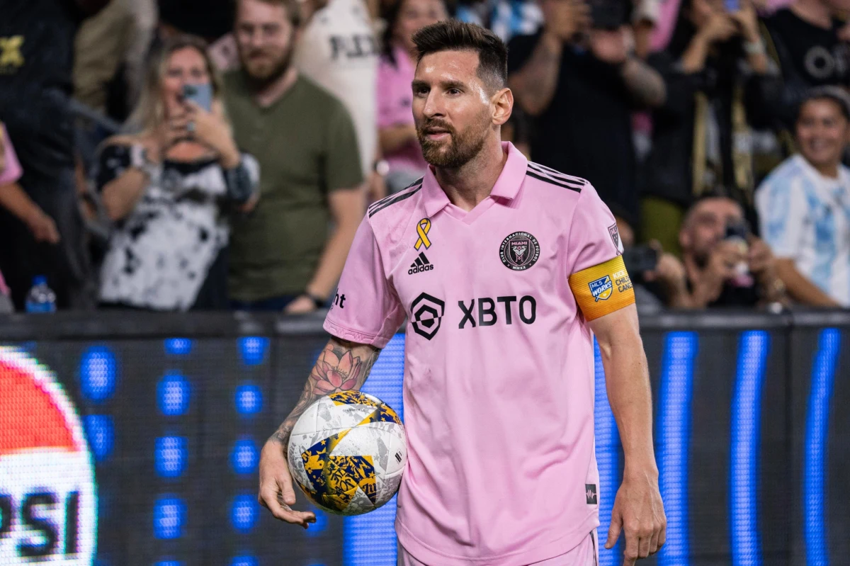 Lionel Messi kupił rezydencję z widokiem na morze w Fort Lauderdale, na północ od Miami, za 10,8 miliona dolarów - podają amerykańskie media. Argentyński piłkarz od lipca występuje w MLS, w ekipie Interu Miami.