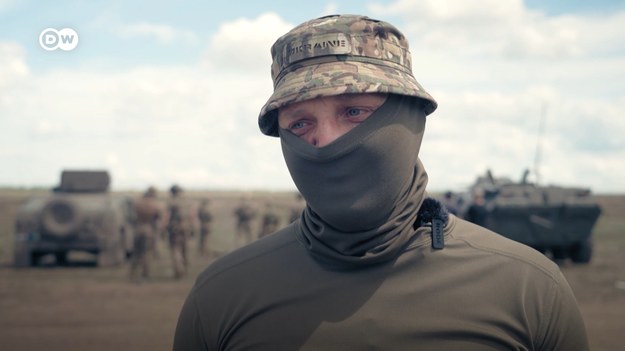 W Ukrainie trwa wojna z Rosją. Broniący się kraj potrzebuje żołnierzy. Szkolenie rekrutów trwa bezustannie. Dowódcy przyznają, że jakość wojskowych z poboru jest zdecydowanie mniejsza niż zawodowych, ale wierzą w ich finalną sprawność.