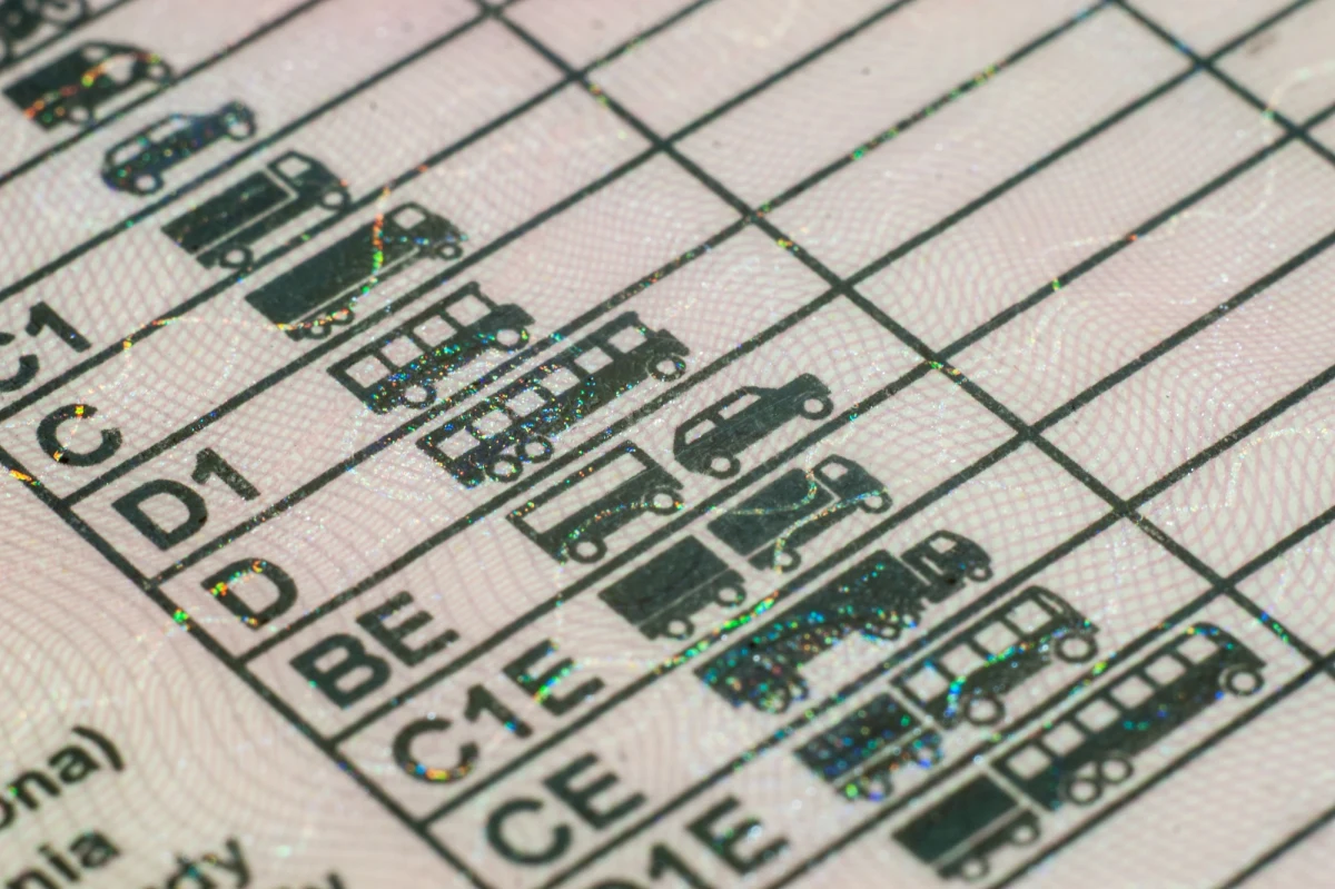 18-latek z Bytowa w Pomorskiem nie zdążył nacieszyć się prawem jazdy. Zanim odebrał dokument, już go stracił, bo wsiadł za kierownice pod wpływem marihuany.

