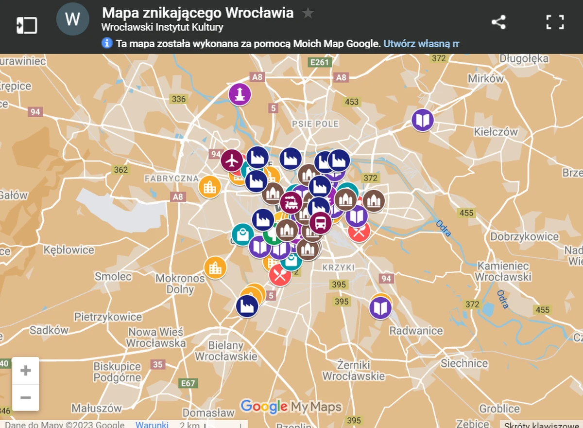 We Wrocławiu powstaje internetowa Mapa Znikającego Miasta. To swego rodzaju sentymentalne archiwum. Przypomina o nieistniejących już albo wyglądających zupełnie inaczej wrocławskich budynkach. Zobaczymy na niej m.in.: wieżę widokową Cesarza Wilhelma w lesie Osobowickim czy Kino Dworcowe.
