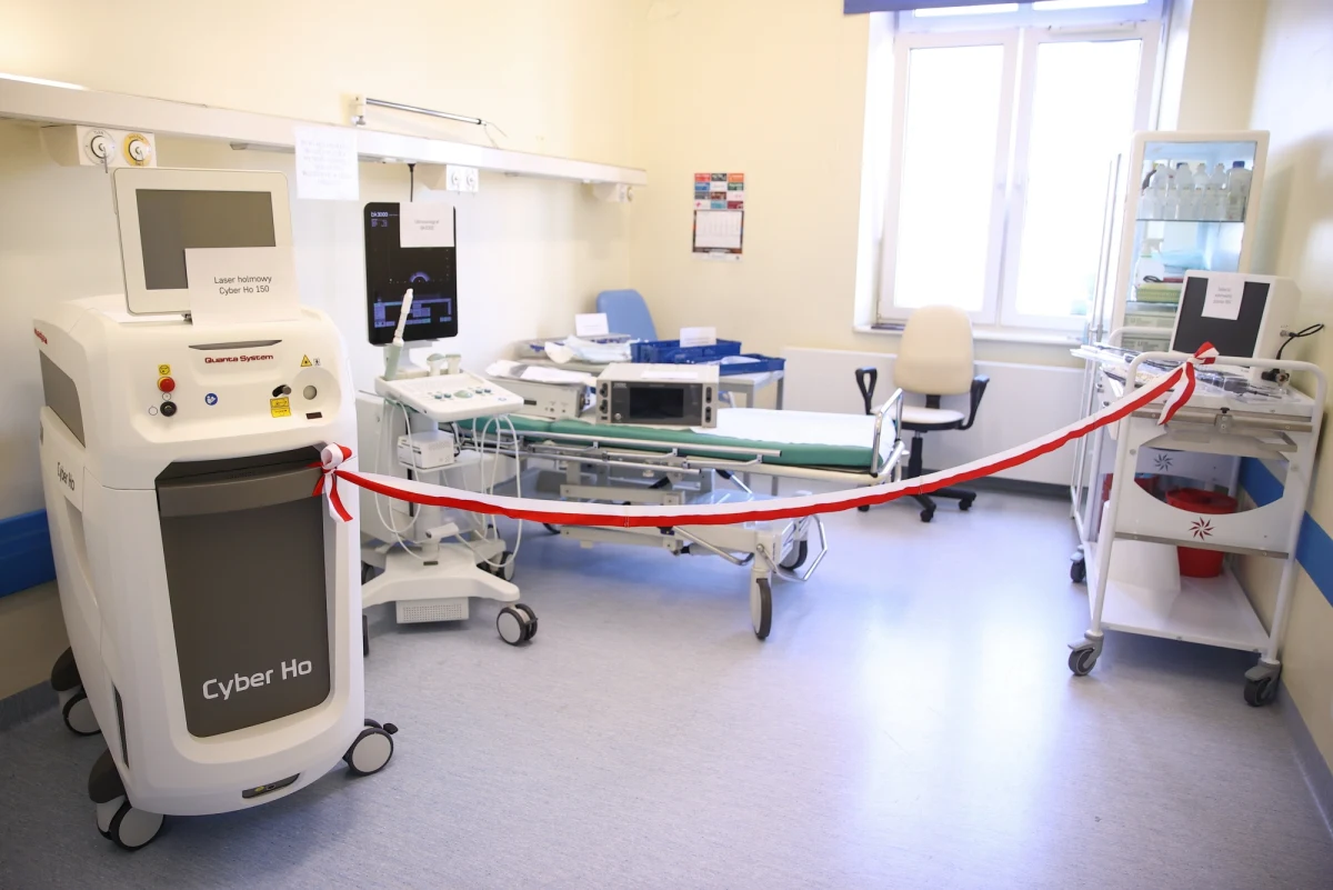 Oddział Urologii z Onkologią Szpitala Miejskiego Specjalistycznego im. Gabriela Narutowicza w Krakowie wzbogacił się o nowoczesną aparaturę do diagnozy i leczenia chorób układu moczowego. Dziś nastąpiło oficjalne przekazanie sprzętu do użytkowania. 