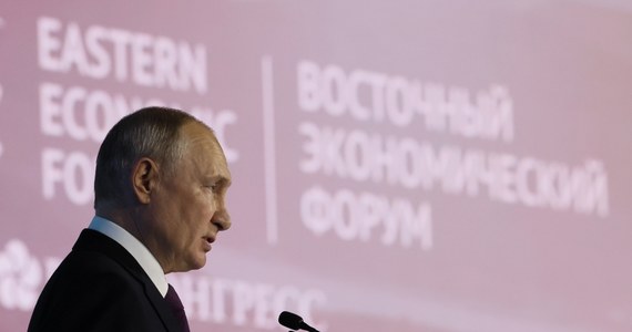 Władimir Putin przekazał podczas przemówienia na forum ekonomicznym we Władywostoku, że szykuje się na długą wojnę w Ukrainie. Jego zdaniem Kijów może wykorzystać zawieszenie broni na ponowne dozbrojenie, ale „zachodnia broń nie zmieni losów wojny”. Putin dodał też, że niezależnie od rezultatu wyborów Waszyngton nadal będzie widział w Moskwie wroga.