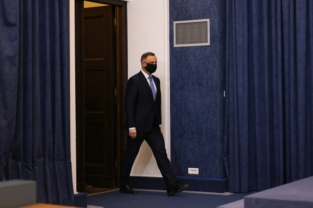 Prokuratura wszczęła śledztwo w sprawie nagłego obrotu akcjami spółki ML System - dowiedział się Onet. Akcje firmy osiągnęły niebotyczną cenę na warszawskiej giełdzie po tym, jak w lutym 2022 roku prezydent Andrzej Duda chwalił jej tzw. covid detector. Urządzenie - mające wykrywać w ciągu kilku sekund zakażenie koronawirusem - nigdy nie weszło na rynek.