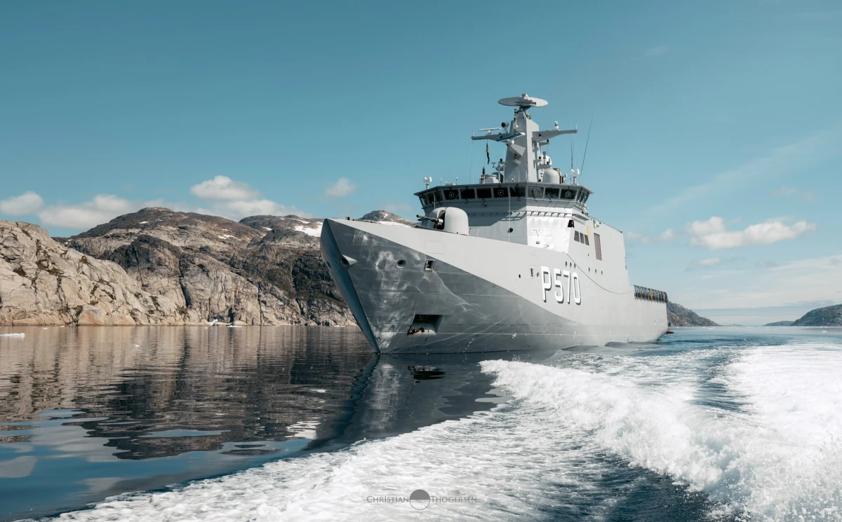 Luksusowy statek wycieczkowy został uziemiony w fiordzie u wschodniego wybrzeża Grenlandii. Na pokładzie jednostki przebywa 206 osób. Od poniedziałku "Ocean Explorer" czeka na pomoc. Ta może nadejść dopiero w piątek.