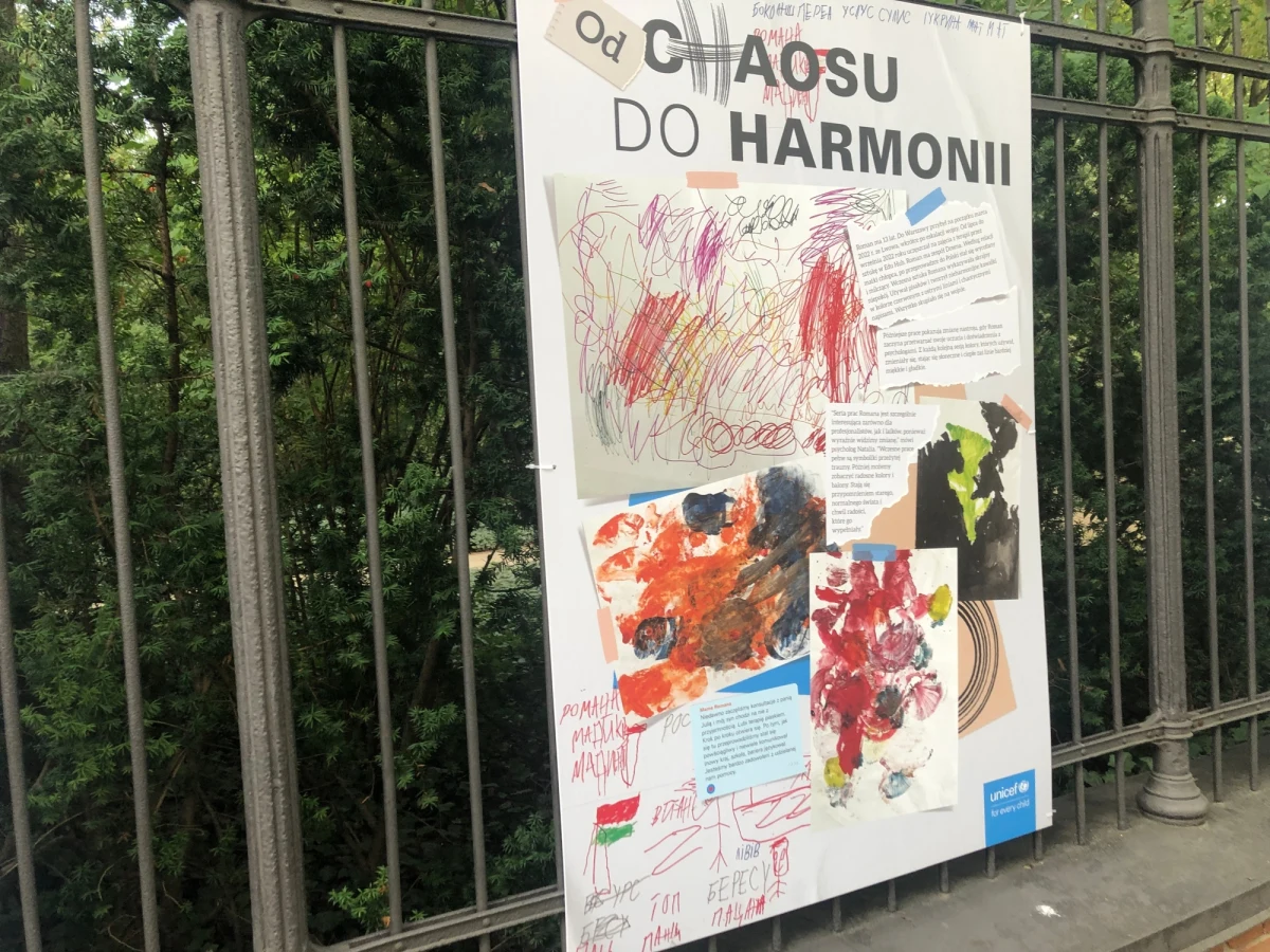 "Od ciemności do światła" - to tytuł wystawy plenerowej rysunków, które przygotowały mieszkające w Polsce dzieci z Ukrainy. Od dzisiaj rysunki można zobaczyć w Łazienkach Królewskich w Warszawie.