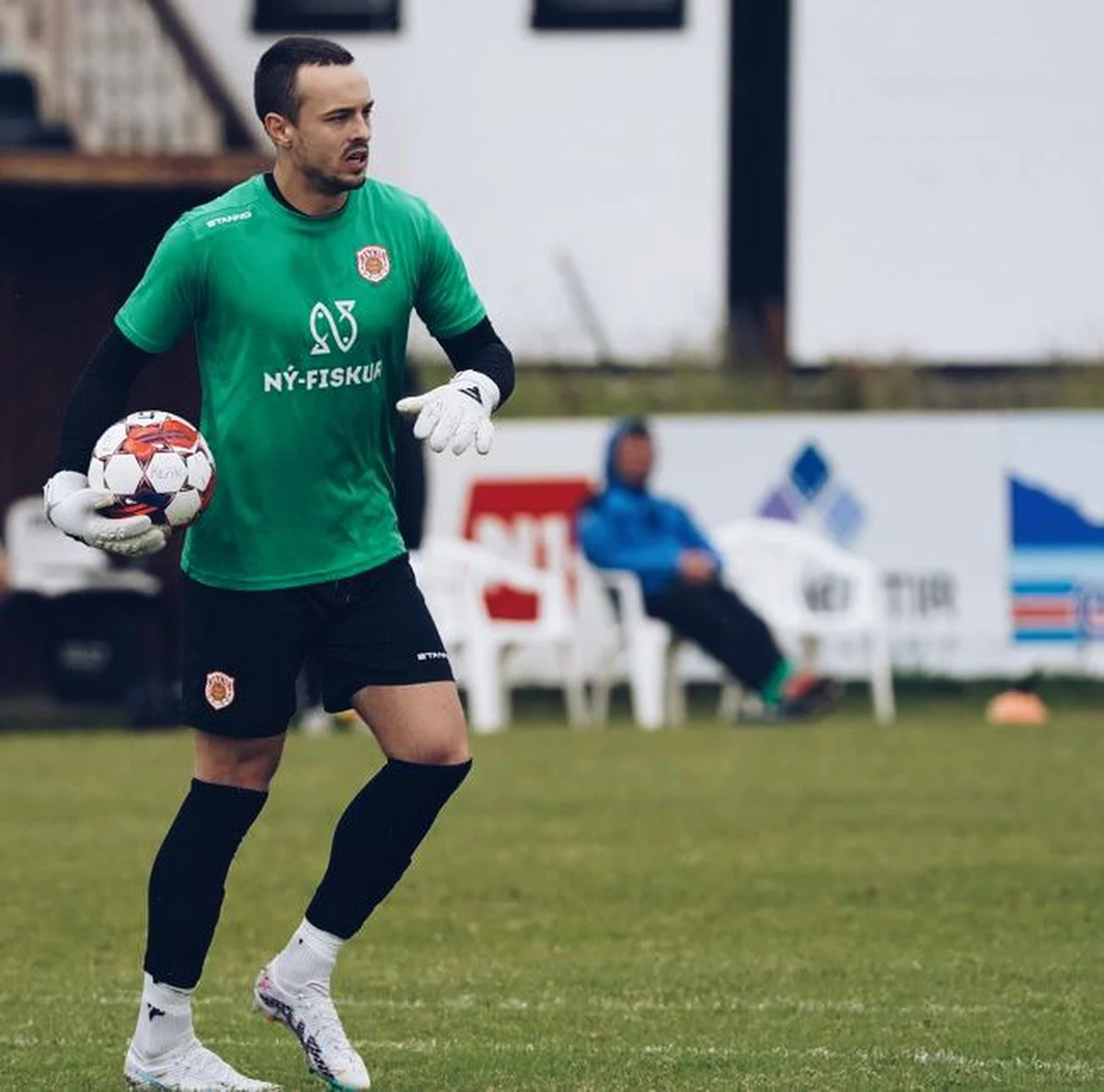 Gdzieś obok wielkiego futbolu w piłkę grają tysiące pasjonatów. Dzięki futbolowi realizują pasje albo poznają świat. Nie inaczej jest w przypadku Polaków grających w islandzkich klubach. W niższych ligach w tym kraju karierę z zawodową pracą łączy spora grupa piłkarzy z naszego kraju. Niektórzy mogą pochwalić się sukcesami. Ich kluby niedawno przebiły się do wyższych lig.