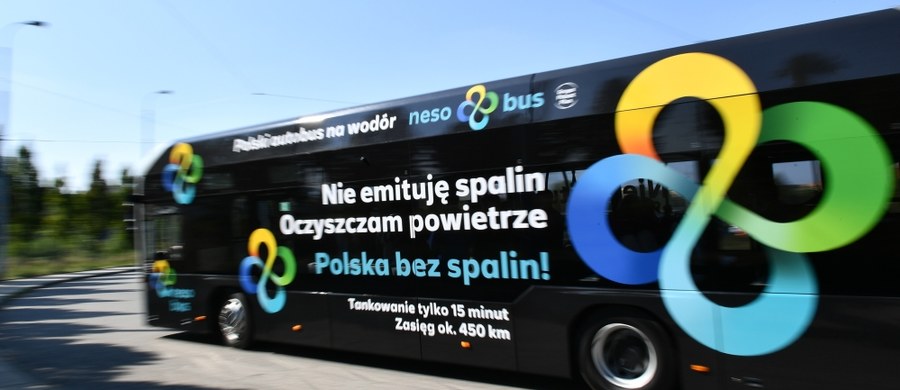 W przyszłym roku do gdańskiej floty autobusowej ma dołączyć 10 pojazdów zasilanych zielonym wodorem. We wtorek odbyło się uroczyste podpisanie umowy na dostawę oraz pełną obsługą serwisową wyprodukowanych w Polsce autobusów.