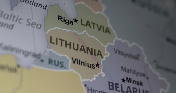 W związku z rosnącą presją migracyjną Łotwa zamknie przejście na granicy z Białorusią w miejscowości Silene - poinformowała agencja LETA. Odpowiedni projekt w tej sprawie przygotowało MSW w Rydze. Od wtorku na Łotwę nie mogą też wjeżdżać pojazdy na rosyjskich tablicach rejestracyjnych.