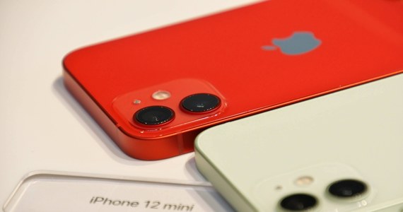 Krajowa Agencja Częstotliwości (ANFR) wycofała ze sprzedaży aparat iPhone 12 z powodu przekroczenia dopuszczalnych wartości fal elektromagnetycznych emitowanych i pochłanianych przez organizm człowieka – podały francuskie media. 