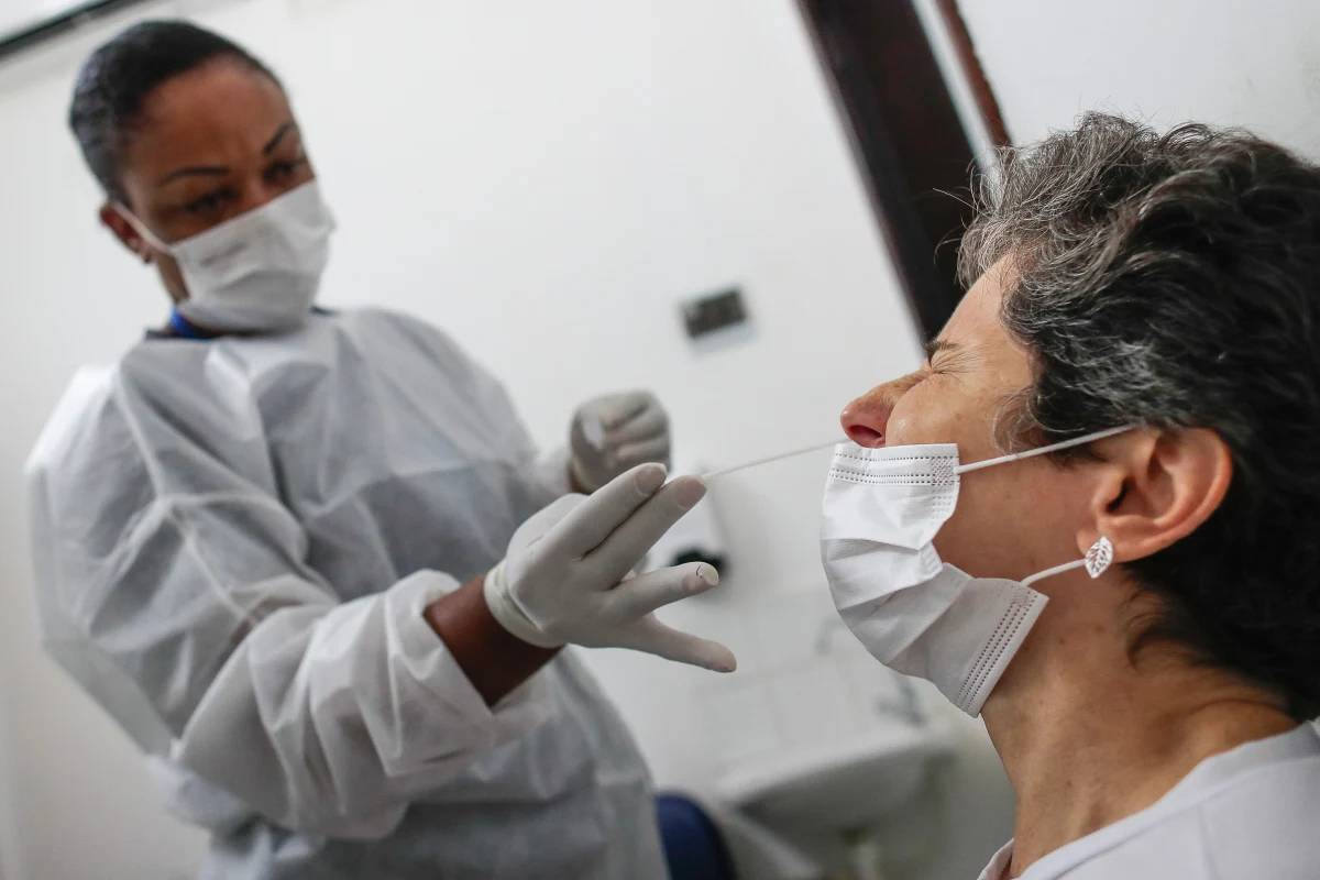 Gwałtownie rośnie liczba zakażeń wirusem SARS-CoV-2, ale szczyt jesiennej fali dopiero przed nami. Najprawdopodobniej nałoży się on na infekcje spowodowane innymi wirusami, w tym grypy - powiedziała wirusolog prof. Agnieszka Szuster-Ciesielska. Ekspertka doradziła również, jak możemy zredukować ryzyko zakażenia Covid-19.