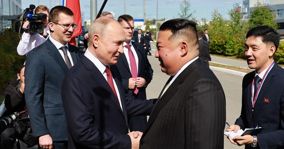 Niewiele ponad godzinę trwała rozmowa Władimira Putina z Kim Dzong Unem. Spotkanie odbyło się na kosmodromie Wostoczny na rosyjskim Dalekim Wschodzie. Nie przekazano, o czym konkretnie rozmawiali obaj dyktatorzy. Wcześniej media informowały, że głównym tematem rozmów mają być dostawy północnokoreańskiej broni dla rosyjskiej armii.