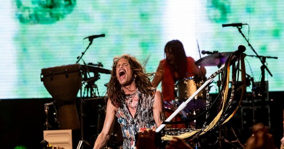 Zespół Aerosmith odwołuje pożegnalne koncerty! Powodem - zły stan zdrowia Stevena Tylera. Lekarz kategorycznie zakazał mu śpiewać. "Jestem załamany, dostałem od lekarza surowe zalecenie, by nie śpiewać przez najbliższych 30 dni" - poinformował muzyk w oficjalnym oświadczeniu.