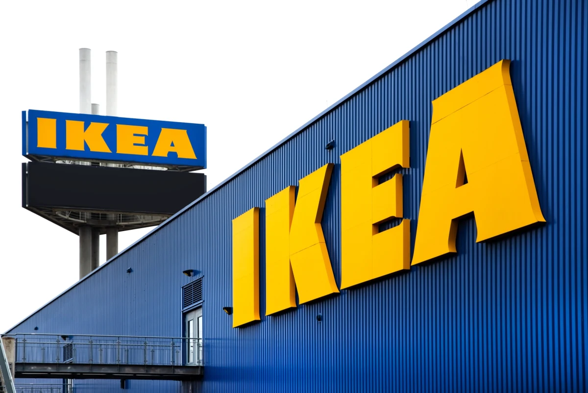 Lustro LETTAN ze sklepów IKEA może okazać się niebezpieczne dla użytkowników. Niektóre z egzemplarzy mają wadliwe mocowania, przez które mogą spaść ze ściany. IKEA apeluje do klientów, żeby sprawdzili posiadane lustra i w razie potrzeby zamówili bezpłatne mocowania na wymianę.