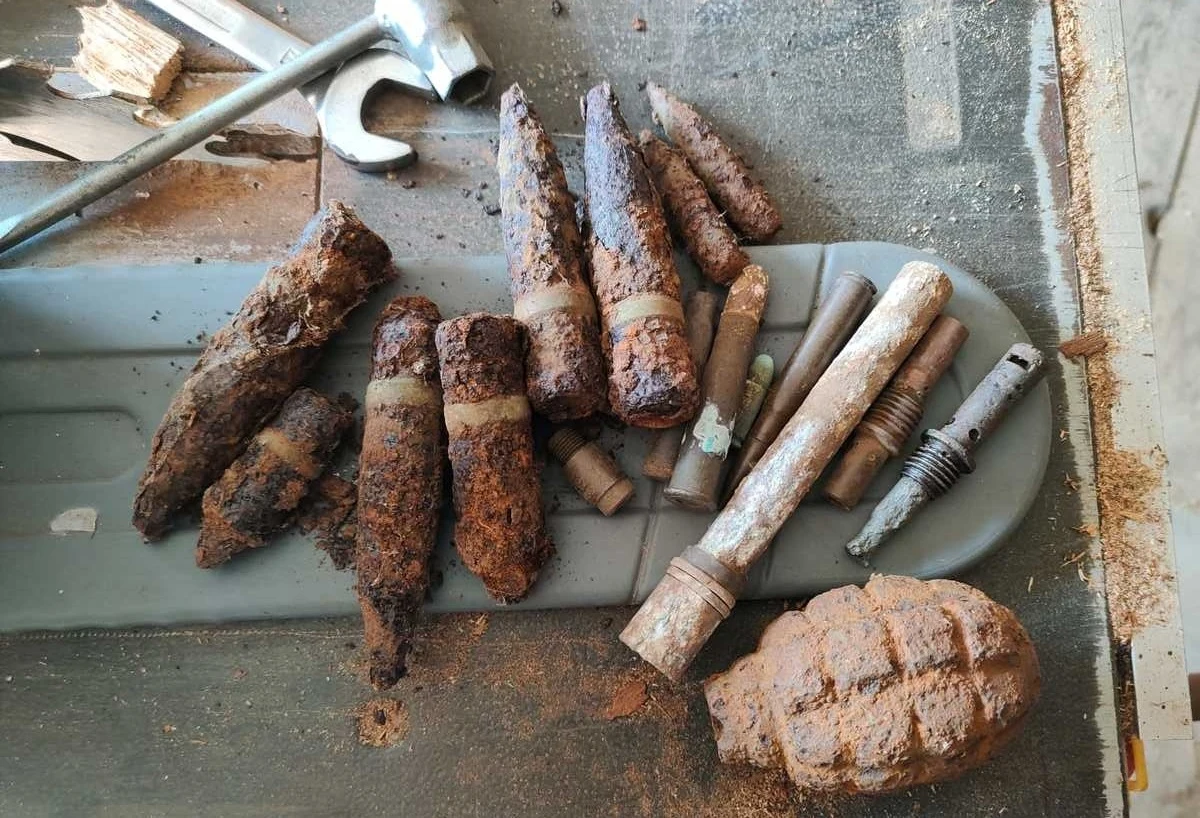 8 lat więzienia grozi 45-letniemu mężczyźnie, który przechowywał na swojej prywatnej posesji w gminie Kotuń na Mazowszu dużą liczbę amunicji strzeleckiej, granaty ręczne i moździerzowe oraz inne materiały wybuchowe z czasów drugiej wojny światowej.