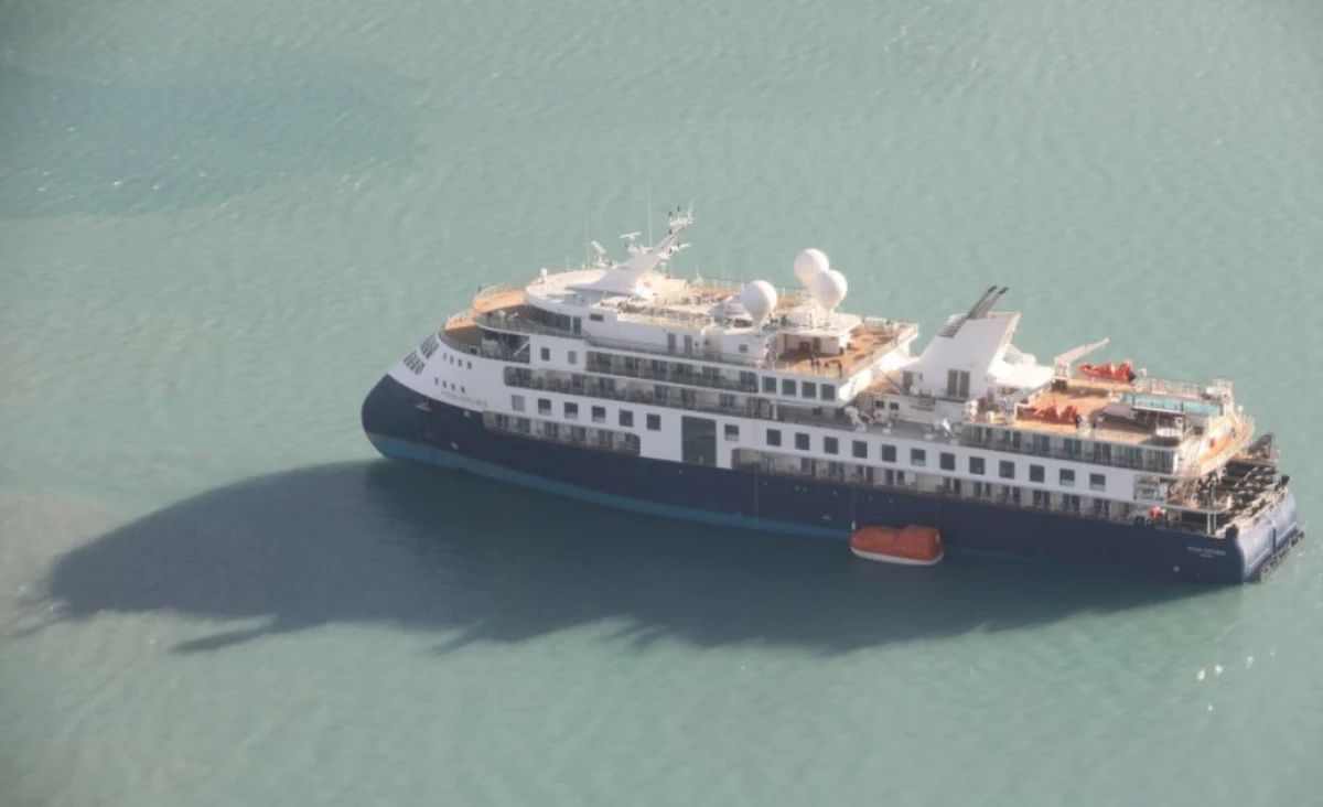 Luksusowy statek wycieczkowy Ocean Explorer z 206 osobami na pokładzie utknął na mieliźnie u wschodniego wybrzeża Grenlandii. Znajdujący się najbliżej okręt przybędzie na ratunek nie wcześniej niż w piątek - podaje w środę dziennik "The Independent". 