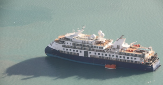 Luksusowy statek wycieczkowy Ocean Explorer z 206 osobami na pokładzie utknął na mieliźnie u wschodniego wybrzeża Grenlandii. Znajdujący się najbliżej okręt przybędzie na ratunek nie wcześniej niż w piątek - podaje w środę dziennik "The Independent". 