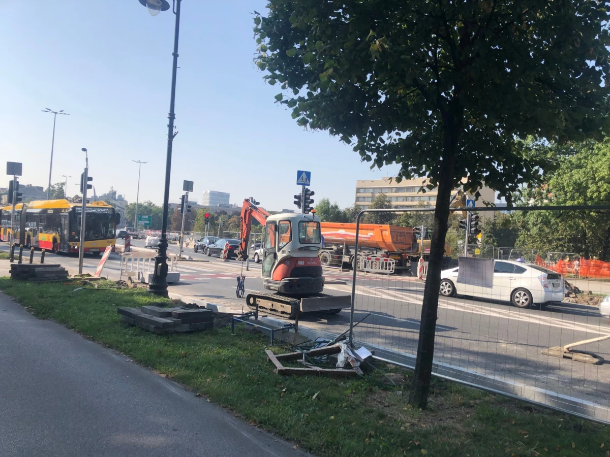 Ruszył kolejny etap prac na placu Na Rozdrożu w Warszawie. Z tego powodu tymczasowo zwężone zostały pasy ruchu przed placem i na samym placu.