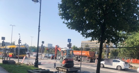 Ruszył kolejny etap prac na placu Na Rozdrożu w Warszawie. Z tego powodu tymczasowo zwężone zostały pasy ruchu przed placem i na samym placu.