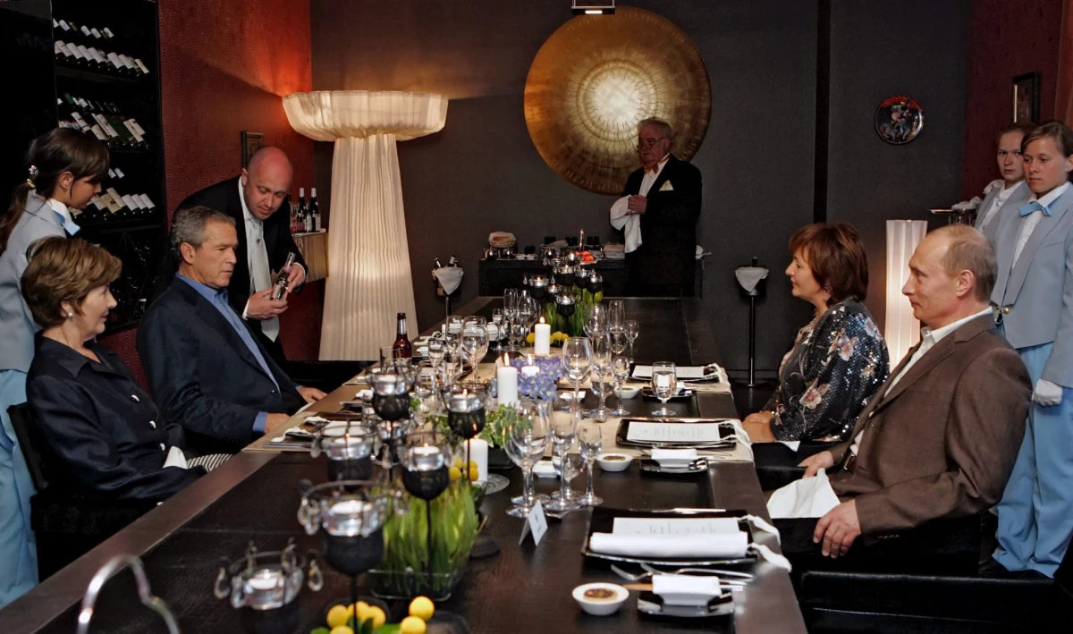 Były prezydent USA George W. Bush przeżył szok, gdy dowiedział się, że w 2006 roku podczas oficjalnej kolacji w Petersburgu jego kelnerem był Jewgienij Prigożyn. Komentując zdjęcie, na którym widać przy nim zmarłego w sierpniu szefa Grupy Wagnera, Bush powiedział: "jedyne, co wiem, to to, że przeżyłem".