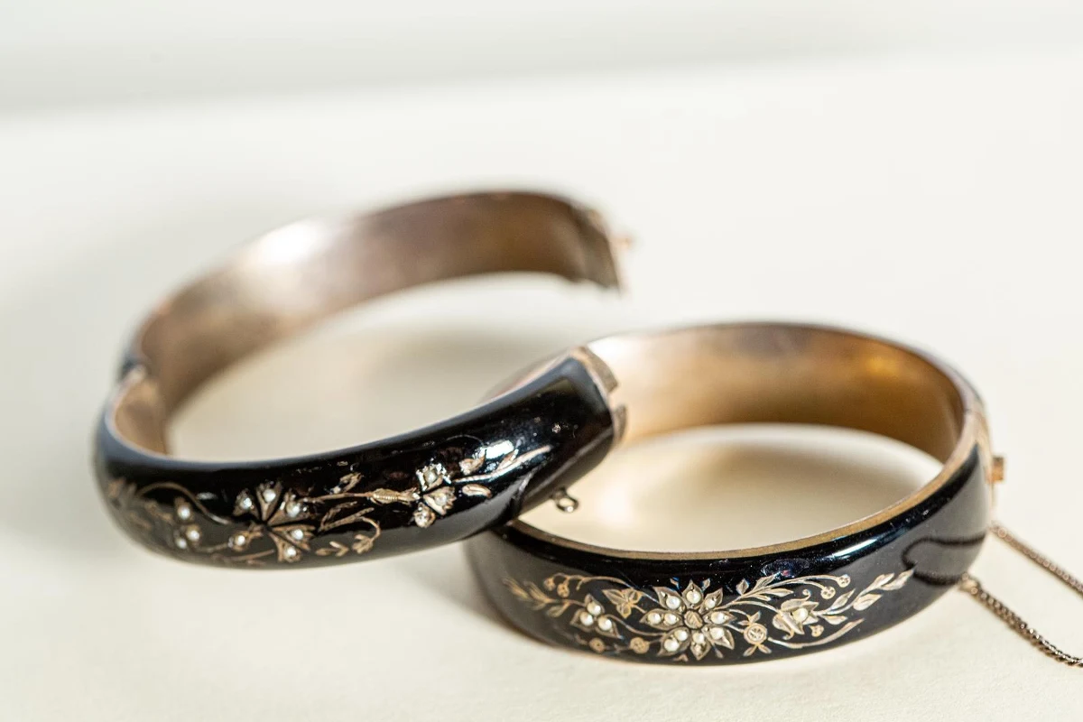 "Czarna sukienka. Patriotki w walce o wolność". To tytuł nowej wystawy, która już w piątek zostanie otwarta w Muzeum Pana Tadeusza we Wrocławiu. Jest poświęcona roli kobiet w Powstaniu Styczniowym - największym zrywie narodowym XIX wieku. Na znak buntu panie ubierały się w tamtym czasie na czarno. Na wystawie zobaczymy stroje i biżuterię.