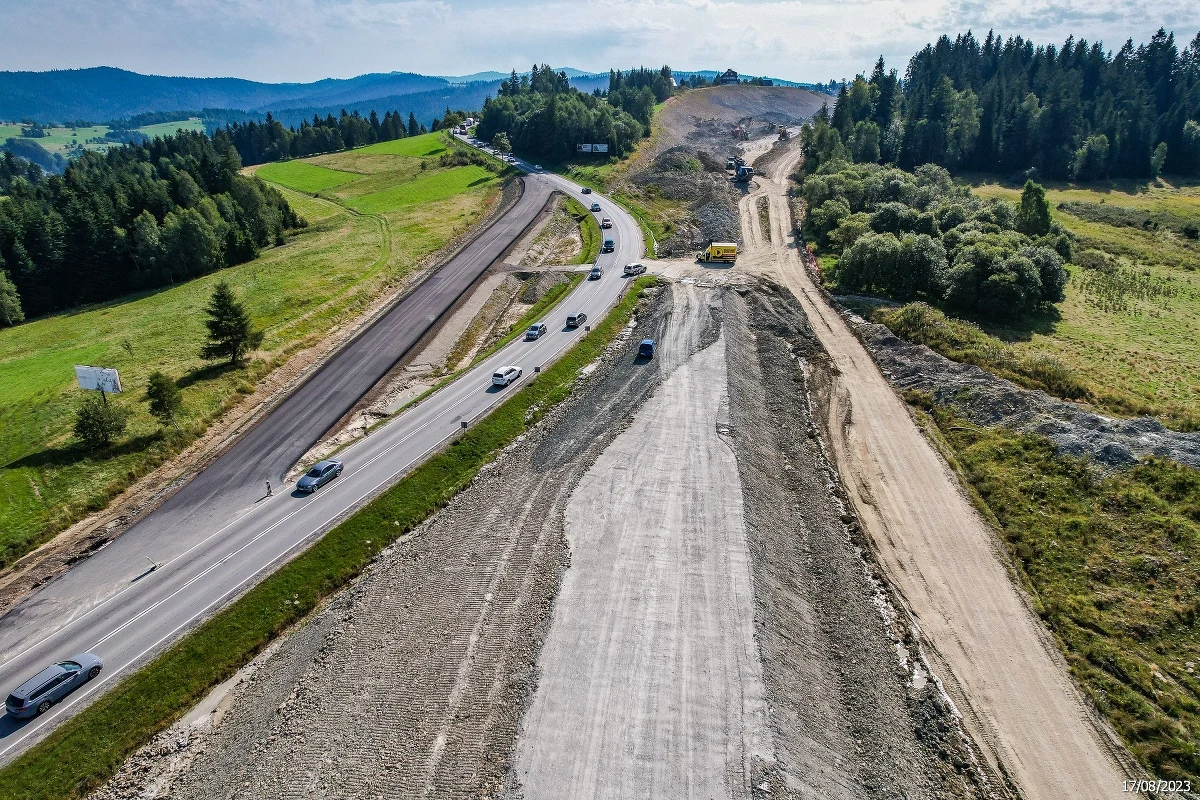 W czwartek ok. g. 13.00 drogowcy zmienią organizację ruchu na Zakopiance w Rdzawce. Ok. 200 metrów samochody przejadą nową jezdnią.

