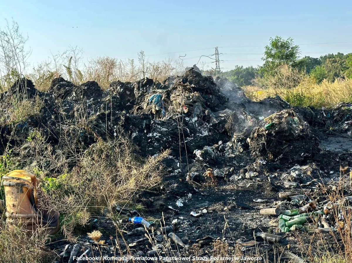 Pożar odpadów w Sobolewie koło Jawora na Dolnym Śląsku. Zakończyła się akcja gaśnicza.