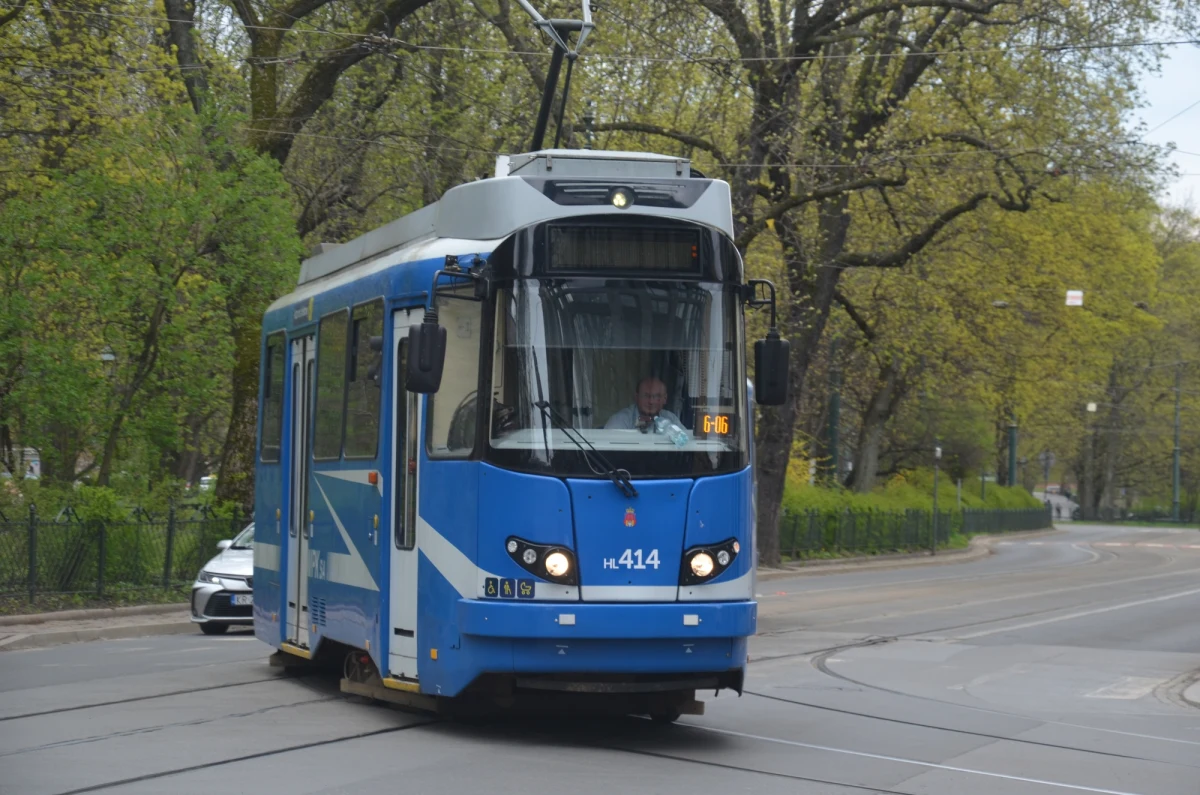 Około 260 mln złotych brakuje, by do końca roku sfinansować funkcjonowanie komunikacji miejskiej w Krakowie w jej obecnym kształcie. Władze miasta szukają pieniędzy, rezygnując z niektórych inwestycji.

