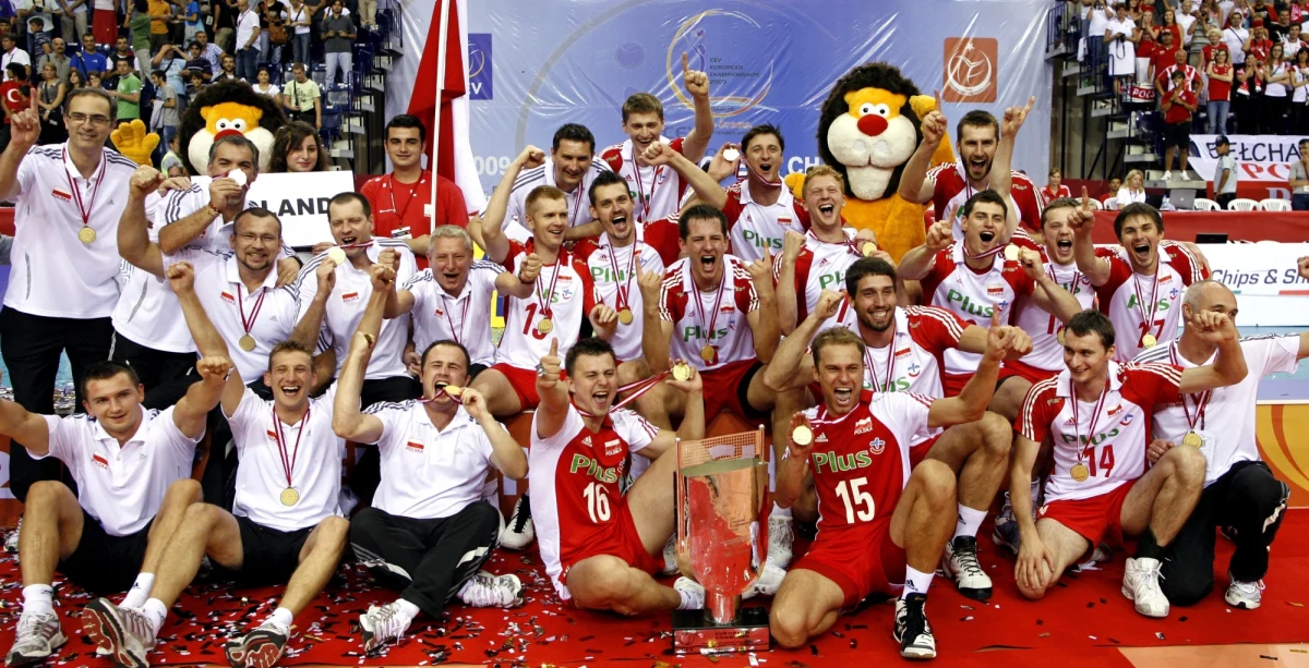 Polscy siatkarze dziesięć razy stawali na podium mistrzostw Europy. Jednak tylko raz, 14 lat temu zwyciężyli. 13 września 2009 roku w finale pokonali Francję 3:1. Wśród podopiecznych Nikoli Grbicia na zawodach we Włoszech jest tylko jeden gracz, który poczuł smak zwycięstwa na mistrzostwach Starego Kontynentu. Kapitan kadry Bartosz Kurek może stać się pierwszym w historii polskim graczem, który założy złoty medal dwukrotnie. Biało-czerwoni przenieśli się na decydujące mecze do Rzymu. A zanim je rozpoczną, o nadzieje i szanse pytamy środkowego złotej reprezentacji z tureckiego Izmiru, a obecnie trenera PSG Stali Nysa, Daniela Plińskiego.