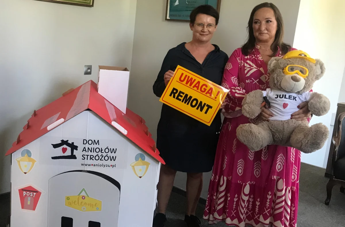 Niecodzienne instalacje stanęły dziś w Teatrze Zagłębia oraz na stadionie w Sosnowcu. To tekturowe, zabawkowe domki, których lokatorem jest miś Julek. Jego imię to nawiązanie do sosnowieckiej dzielnicy Juliusz, gdzie Stowarzyszenie Dom Aniołów Stróżów prowadzi placówkę dla dzieci. Miejsce to wymaga remontu i Stowarzyszenie rozpoczyna zbiórkę środków na ten cel.