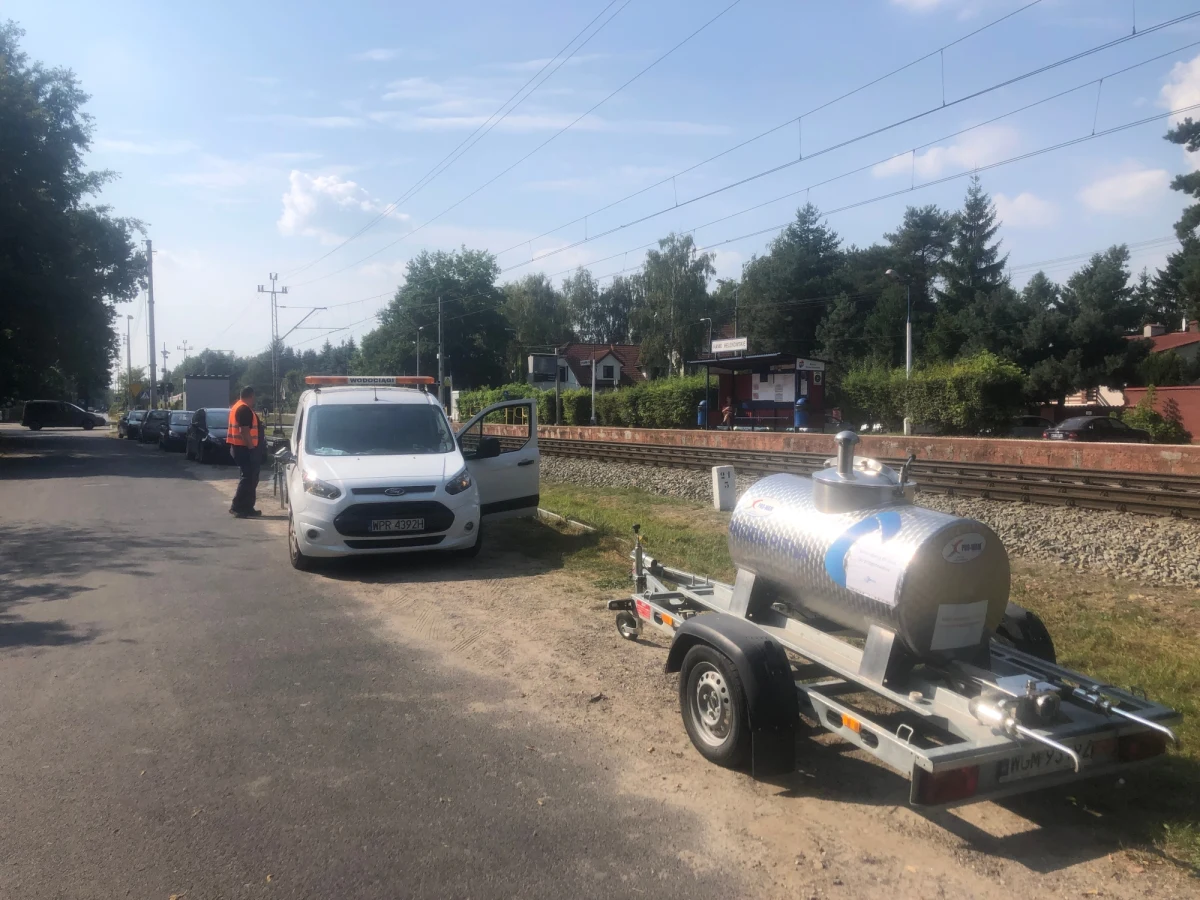 To już kolejna, szósta doba, gdy mieszkańcy podwarszawskiej miejscowości Otrębusy w gminie Brwinów czekają aż będą mogli korzystać z wody w kranach. W wodociągu wykryto bakterie z grupy coli. Na ulicach, między innymi przy przystanku Warszawskiej Kolei Dojazdowej w miejscowości Kanie, stanęły beczkowozy. Lokalna szkoła do odwołania nie wydaje obiadów, a mieszkańcy czekają na kolejny komunikat sanepidu.