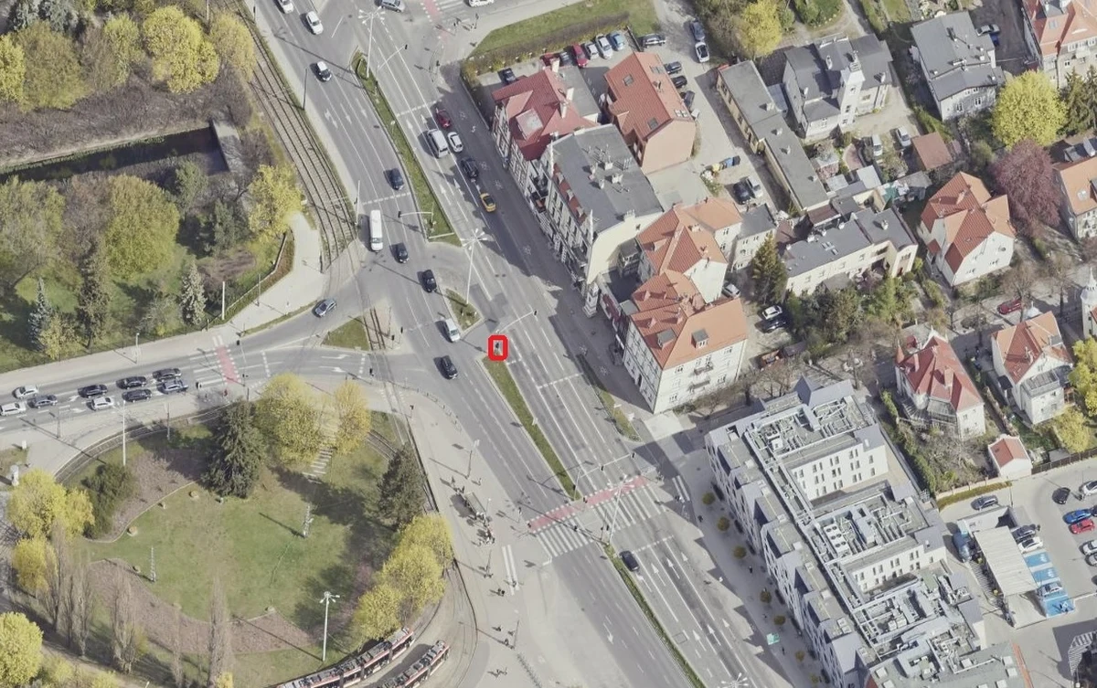 W piątek rozpocznie się remont na krótkim, ale ważnym fragmencie al. Grunwaldzkiej w Gdańsku. Likwidowana będzie studnia techniczna na skręcie w ul. Opata Jacka Rybińskiego, w stronę ul. Spacerowej. To miejsce, w którym korki tworzą się nawet bez remontu.