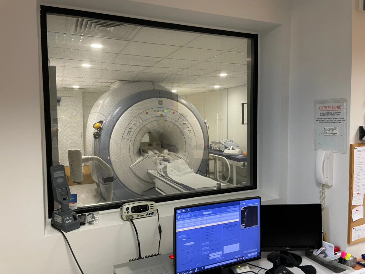 ​Rezonans magnetyczny z dodatkowym modułem sztucznej inteligencji. Od dzisiaj AI pomaga w Wojskowym Szpitalu Klinicznym w Lublinie. Specjalny moduł kosztował 3,5 miliona złotych, ale dzięki niemu można diagnozować szybciej i przede wszystkim dokładniej.