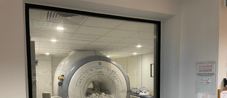 ​Rezonans magnetyczny z dodatkowym modułem sztucznej inteligencji. Od dzisiaj AI pomaga w Wojskowym Szpitalu Klinicznym w Lublinie. Specjalny moduł kosztował 3,5 miliona złotych, ale dzięki niemu można diagnozować szybciej i przede wszystkim dokładniej.