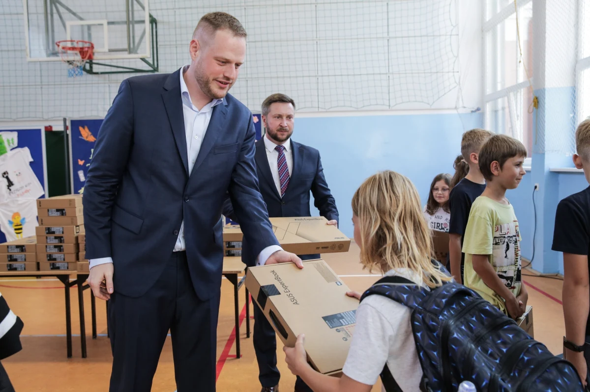 Pierwsze rządowe laptopy są już w rękach IV-klasistów. Rozpoczęło się rozdawanie komputerów obiecanych przez rząd. Na razie do szkół przekazano 50 tysięcy z zamówionych 390 tysięcy urządzeń dla dzieci z IV klas. 